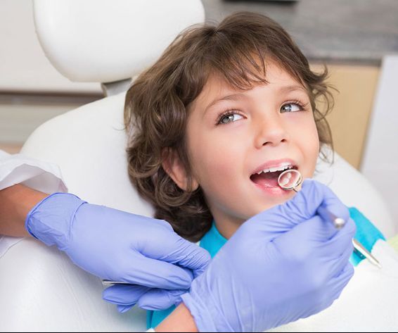 Niño en cita odontológica 